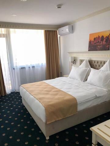 Фото номера Номер Делюкс (для 2 взрослых и 1 ребенка) Отель Hotel Terra г. Нептун 4