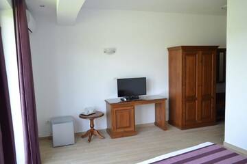 Фото номера Двухместный номер с 1 кроватью, вид на озеро Отель Hotel Insula г. Нептун 7