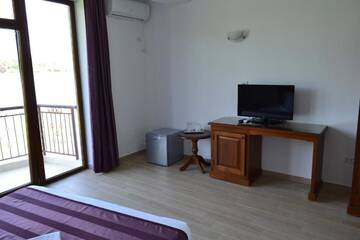 Фото номера Двухместный номер с 1 кроватью, вид на озеро Отель Hotel Insula г. Нептун 5