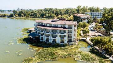 Фото номера Двухместный номер с 1 кроватью, вид на озеро Отель Hotel Insula г. Нептун 2
