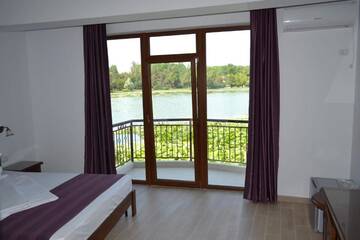 Фото номера Двухместный номер с 1 кроватью, вид на озеро Отель Hotel Insula г. Нептун 3